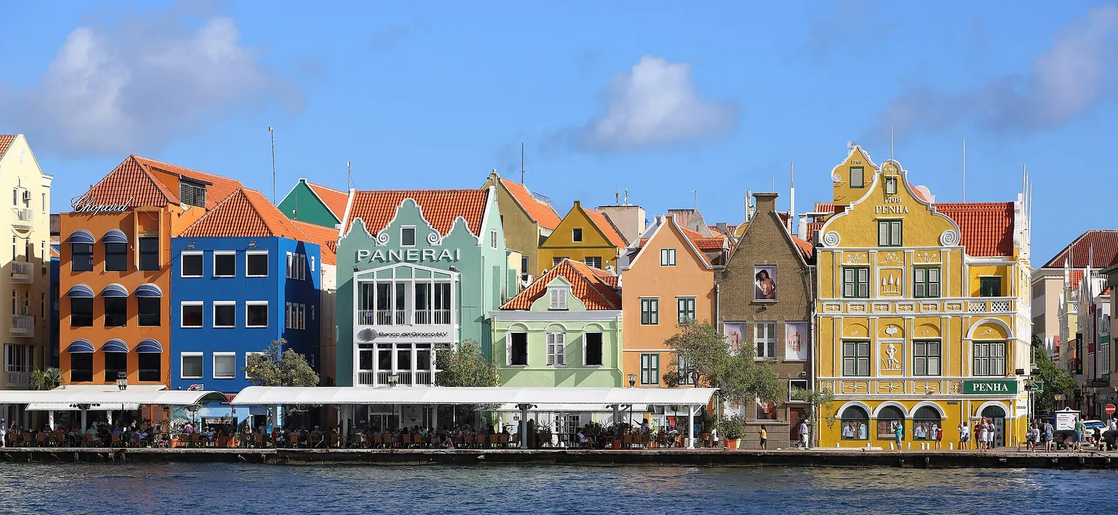 Gekleurde handelshuizen aan de Handelskade in Willemstad, Curaçao