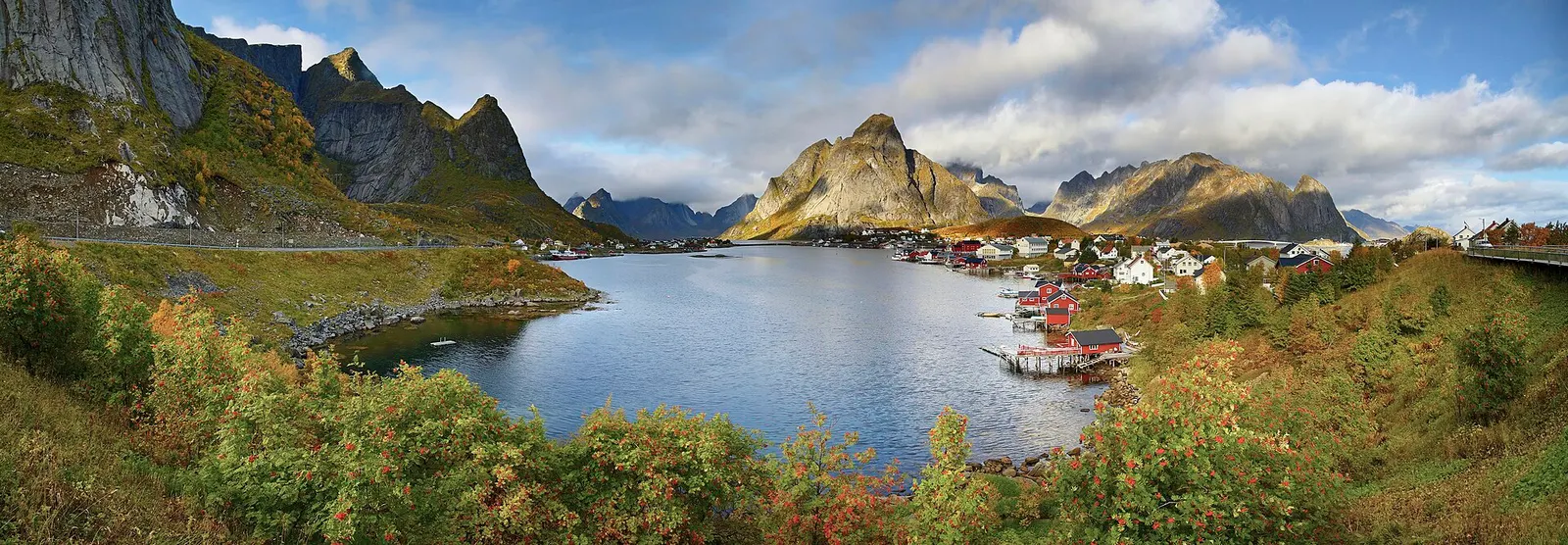Vissersdorp Reine op de Lofoten met rode huisjes en bergen, Noorwegen