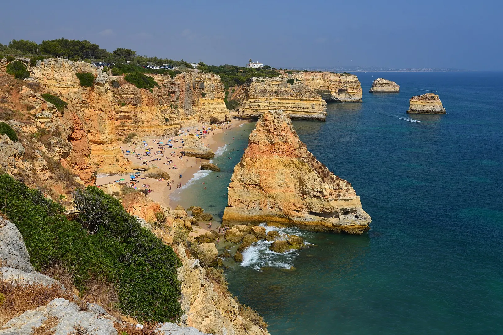 Gouden kliffen en turquoise zee bij Praia da Marinha aan de Algarve
