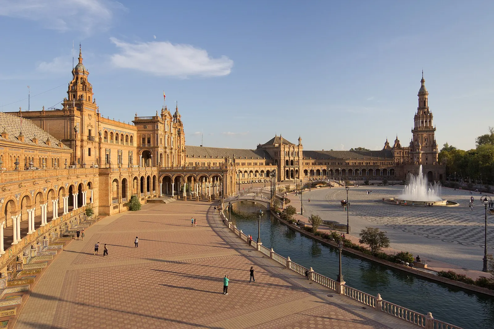 Plaza de España in Sevilla met de halfronde galerij en het kanaal