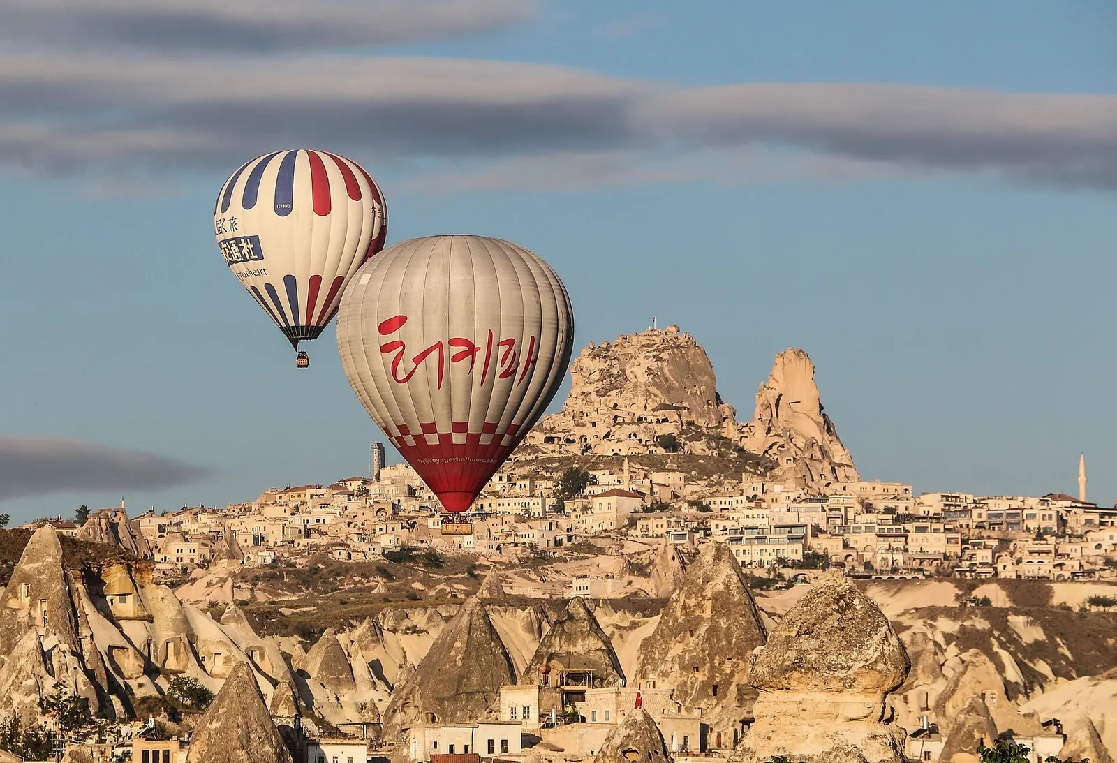 Luchtballonnen boven het rotsdorp Uçhisar in Cappadocië